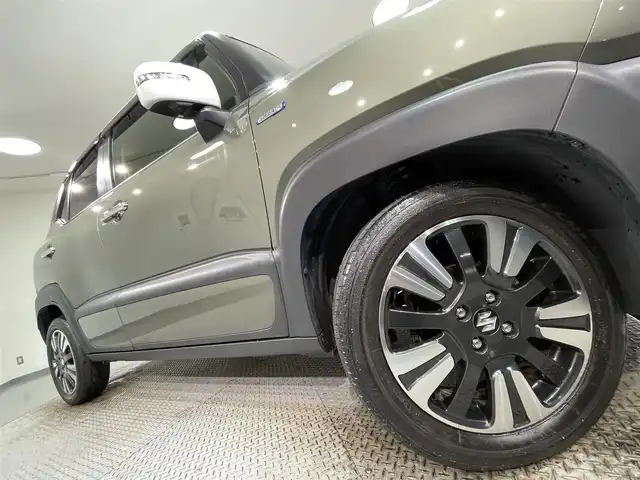 スズキ クロスビー HYBRID MZ 愛知県 2023(令5)年 2.8万km タフカーキパールメタリック/ホワイト2トーン 純正８インチナビ　/（AM/FM/Bluetooth/SD/iPod/フルセグTV/USB/CD・DVD再生)/アラウンドビューモニター　/衝突軽減ブレーキ　/レーダークルーズコントロール　/シートヒーター　/ビルトインＥＴＣ　/デジタルインナーミラー　/前後ドライブレコーダー　/ＬＥＤヘッドライト/LEDフォグランプ　/車線逸脱警報　/誤発進抑制機能/アダプティブハイビームシステム/標識認識機能/アイドリングストップ/パドルシフト/USB接続/ISOFIX/純正フロアマット/純正16インチAW/プッシュスタート/　　-スマートキー