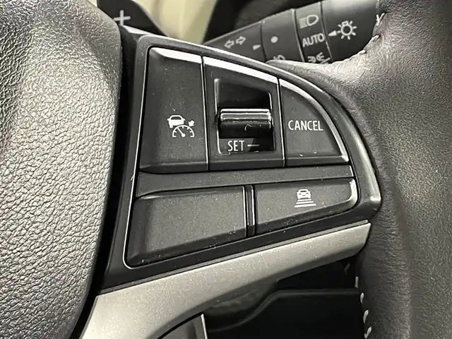 スズキ クロスビー HYBRID MZ 愛知県 2023(令5)年 2.8万km タフカーキパールメタリック/ホワイト2トーン 純正８インチナビ　/（AM/FM/Bluetooth/SD/iPod/フルセグTV/USB/CD・DVD再生)/アラウンドビューモニター　/衝突軽減ブレーキ　/レーダークルーズコントロール　/シートヒーター　/ビルトインＥＴＣ　/デジタルインナーミラー　/前後ドライブレコーダー　/ＬＥＤヘッドライト/LEDフォグランプ　/車線逸脱警報　/誤発進抑制機能/アダプティブハイビームシステム/標識認識機能/アイドリングストップ/パドルシフト/USB接続/ISOFIX/純正フロアマット/純正16インチAW/プッシュスタート/　　-スマートキー