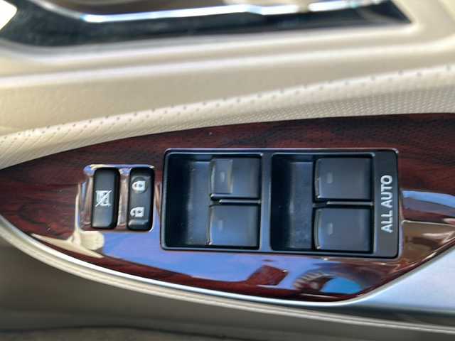 トヨタ クラウン ハイブリッド Gパッケージ 茨城県 2010(平22)年 7.8万km ホワイトパールクリスタルシャイン モデリスタフルエアロ/サンルーフ/純正HDDナビ/【フルセグTV/CD/DVD/HDD/ラジオ】/バック・サイドカメラ/レーダークルーズコントロール/ベージュ革シート/前席パワーシート/前席シートヒーター/エアーシート/運転席パワーシート/社外20インチAW/社外サスペンション/ビルトインETC/オートライト/純正フロアマット/純正ドアバイザー/プッシュスタート/スマートキー