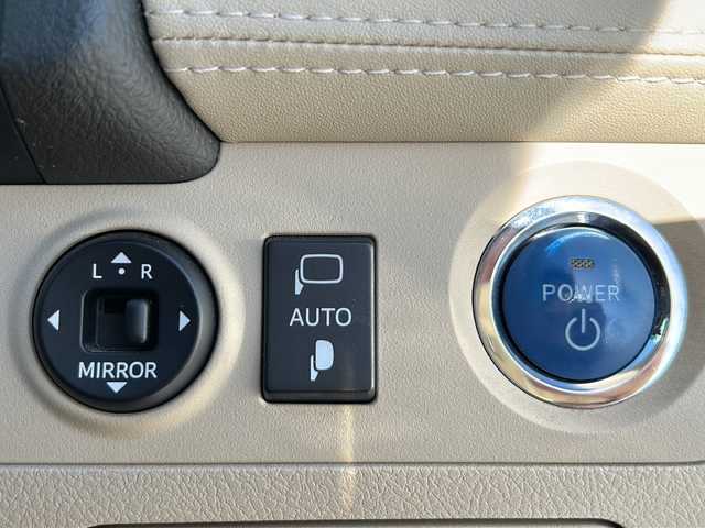 トヨタ クラウン ハイブリッド Gパッケージ 茨城県 2010(平22)年 7.8万km ホワイトパールクリスタルシャイン モデリスタフルエアロ/サンルーフ/純正HDDナビ/【フルセグTV/CD/DVD/HDD/ラジオ】/バック・サイドカメラ/レーダークルーズコントロール/ベージュ革シート/前席パワーシート/前席シートヒーター/エアーシート/運転席パワーシート/社外20インチAW/社外サスペンション/ビルトインETC/オートライト/純正フロアマット/純正ドアバイザー/プッシュスタート/スマートキー