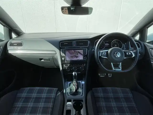 フォルクスワーゲン ゴルフ ＧＴＩ 東京都 2017(平29)年 3万km ピュアホワイト 純正ナビ/フルセグTV/360°カメラ/GTiパフォーマンス19AW/DCCパッケージ/DiscoverProパッケージ/ACC/BSM/レーンキープ