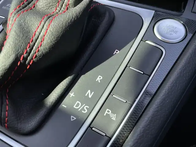 フォルクスワーゲン ゴルフ ＧＴＩ 東京都 2017(平29)年 3万km ピュアホワイト 純正ナビ/フルセグTV/360°カメラ/GTiパフォーマンス19AW/DCCパッケージ/DiscoverProパッケージ/ACC/BSM/レーンキープ