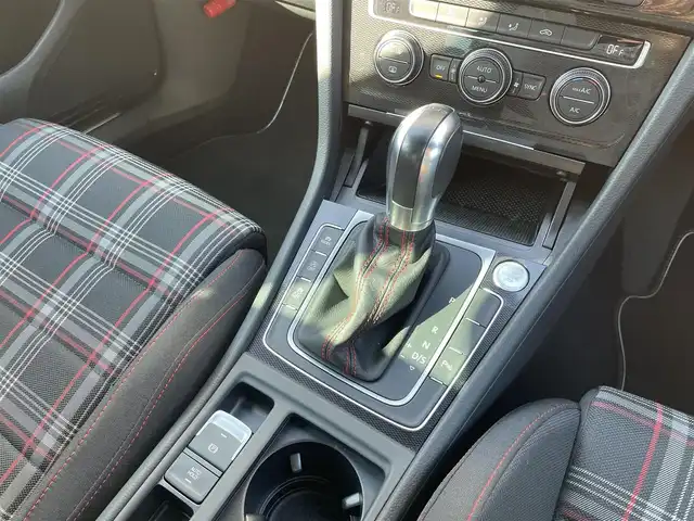 フォルクスワーゲン ゴルフ ＧＴＩ 東京都 2017(平29)年 3万km ピュアホワイト 純正ナビ/フルセグTV/360°カメラ/GTiパフォーマンス19AW/DCCパッケージ/DiscoverProパッケージ/ACC/BSM/レーンキープ