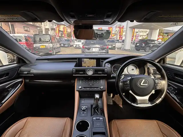 レクサス ＲＣ 300h バージョンL 福岡県 2015(平27)年 8.7万km ホワイトパールクリスタルシャイン サンルーフ/純正ナビ/【フルセグTV/Bluetooth/CD/DVD】/バックカメラ/レーダークルーズコントロール/プリクラッシュセーフティー/レーンディパーチャーアラート/リヤクロストラフィックアラート/クリアランスソナー/ブラインドスポットモニター/パドルシフト/ブラウンレザーシート/前席パワーシート/前席シートヒーター/エアシート/純正18インチAW/オートLEDライト/ウィンカーミラー/革巻きステアリング/ステアリングスイッチ/ETC/フロアマット/プッシュスタート/スマートキー/横滑り防止装置/ABS/保証書/取扱説明書/スペアキー（カード、スマート）