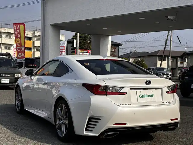 レクサス ＲＣ 300h バージョンL 福岡県 2015(平27)年 8.7万km ホワイトパールクリスタルシャイン サンルーフ/純正ナビ/【フルセグTV/Bluetooth/CD/DVD】/バックカメラ/レーダークルーズコントロール/プリクラッシュセーフティー/レーンディパーチャーアラート/リヤクロストラフィックアラート/クリアランスソナー/ブラインドスポットモニター/パドルシフト/ブラウンレザーシート/前席パワーシート/前席シートヒーター/エアシート/純正18インチAW/オートLEDライト/ウィンカーミラー/革巻きステアリング/ステアリングスイッチ/ETC/フロアマット/プッシュスタート/スマートキー/横滑り防止装置/ABS/保証書/取扱説明書/スペアキー（カード、スマート）