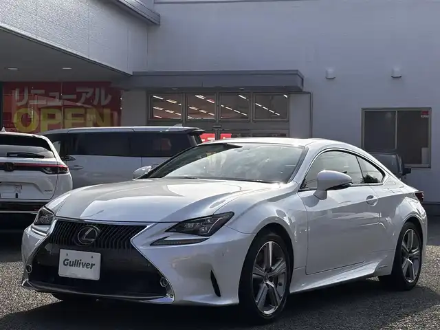レクサス ＲＣ 300h バージョンL 福岡県 2015(平27)年 8.7万km ホワイトパールクリスタルシャイン サンルーフ/純正ナビ/【フルセグTV/Bluetooth/CD/DVD】/バックカメラ/レーダークルーズコントロール/プリクラッシュセーフティー/レーンディパーチャーアラート/リヤクロストラフィックアラート/クリアランスソナー/ブラインドスポットモニター/パドルシフト/ブラウンレザーシート/前席パワーシート/前席シートヒーター/エアシート/純正18インチAW/オートLEDライト/ウィンカーミラー/革巻きステアリング/ステアリングスイッチ/ETC/フロアマット/プッシュスタート/スマートキー/横滑り防止装置/ABS/保証書/取扱説明書/スペアキー（カード、スマート）