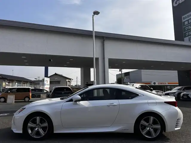 レクサス ＲＣ 300h バージョンL 福岡県 2015(平27)年 8.7万km ホワイトパールクリスタルシャイン サンルーフ/純正ナビ/【フルセグTV/Bluetooth/CD/DVD】/バックカメラ/レーダークルーズコントロール/プリクラッシュセーフティー/レーンディパーチャーアラート/リヤクロストラフィックアラート/クリアランスソナー/ブラインドスポットモニター/パドルシフト/ブラウンレザーシート/前席パワーシート/前席シートヒーター/エアシート/純正18インチAW/オートLEDライト/ウィンカーミラー/革巻きステアリング/ステアリングスイッチ/ETC/フロアマット/プッシュスタート/スマートキー/横滑り防止装置/ABS/保証書/取扱説明書/スペアキー（カード、スマート）