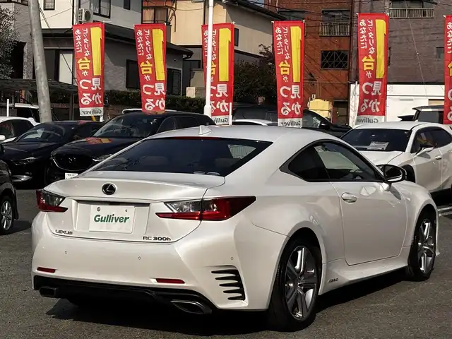 レクサス ＲＣ 300h バージョンL 福岡県 2015(平27)年 8.7万km ホワイトパールクリスタルシャイン サンルーフ/純正ナビ/【フルセグTV/Bluetooth/CD/DVD】/バックカメラ/レーダークルーズコントロール/プリクラッシュセーフティー/レーンディパーチャーアラート/リヤクロストラフィックアラート/クリアランスソナー/ブラインドスポットモニター/パドルシフト/ブラウンレザーシート/前席パワーシート/前席シートヒーター/エアシート/純正18インチAW/オートLEDライト/ウィンカーミラー/革巻きステアリング/ステアリングスイッチ/ETC/フロアマット/プッシュスタート/スマートキー/横滑り防止装置/ABS/保証書/取扱説明書/スペアキー（カード、スマート）