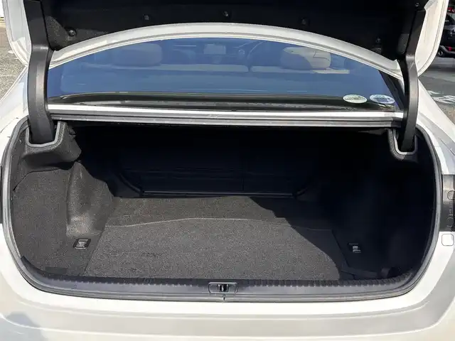 レクサス ＲＣ 300h バージョンL 福岡県 2015(平27)年 8.7万km ホワイトパールクリスタルシャイン サンルーフ/純正ナビ/【フルセグTV/Bluetooth/CD/DVD】/バックカメラ/レーダークルーズコントロール/プリクラッシュセーフティー/レーンディパーチャーアラート/リヤクロストラフィックアラート/クリアランスソナー/ブラインドスポットモニター/パドルシフト/ブラウンレザーシート/前席パワーシート/前席シートヒーター/エアシート/純正18インチAW/オートLEDライト/ウィンカーミラー/革巻きステアリング/ステアリングスイッチ/ETC/フロアマット/プッシュスタート/スマートキー/横滑り防止装置/ABS/保証書/取扱説明書/スペアキー（カード、スマート）