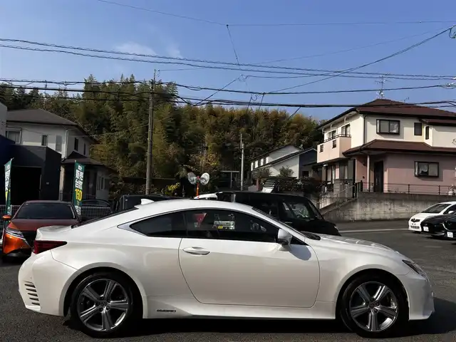 レクサス ＲＣ 300h バージョンL 福岡県 2015(平27)年 8.7万km ホワイトパールクリスタルシャイン サンルーフ/純正ナビ/【フルセグTV/Bluetooth/CD/DVD】/バックカメラ/レーダークルーズコントロール/プリクラッシュセーフティー/レーンディパーチャーアラート/リヤクロストラフィックアラート/クリアランスソナー/ブラインドスポットモニター/パドルシフト/ブラウンレザーシート/前席パワーシート/前席シートヒーター/エアシート/純正18インチAW/オートLEDライト/ウィンカーミラー/革巻きステアリング/ステアリングスイッチ/ETC/フロアマット/プッシュスタート/スマートキー/横滑り防止装置/ABS/保証書/取扱説明書/スペアキー（カード、スマート）