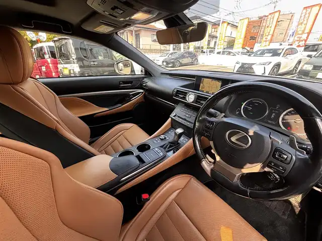 レクサス ＲＣ 300h バージョンL 福岡県 2015(平27)年 8.7万km ホワイトパールクリスタルシャイン サンルーフ/純正ナビ/【フルセグTV/Bluetooth/CD/DVD】/バックカメラ/レーダークルーズコントロール/プリクラッシュセーフティー/レーンディパーチャーアラート/リヤクロストラフィックアラート/クリアランスソナー/ブラインドスポットモニター/パドルシフト/ブラウンレザーシート/前席パワーシート/前席シートヒーター/エアシート/純正18インチAW/オートLEDライト/ウィンカーミラー/革巻きステアリング/ステアリングスイッチ/ETC/フロアマット/プッシュスタート/スマートキー/横滑り防止装置/ABS/保証書/取扱説明書/スペアキー（カード、スマート）