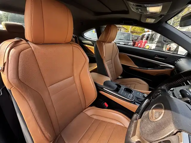 レクサス ＲＣ 300h バージョンL 福岡県 2015(平27)年 8.7万km ホワイトパールクリスタルシャイン サンルーフ/純正ナビ/【フルセグTV/Bluetooth/CD/DVD】/バックカメラ/レーダークルーズコントロール/プリクラッシュセーフティー/レーンディパーチャーアラート/リヤクロストラフィックアラート/クリアランスソナー/ブラインドスポットモニター/パドルシフト/ブラウンレザーシート/前席パワーシート/前席シートヒーター/エアシート/純正18インチAW/オートLEDライト/ウィンカーミラー/革巻きステアリング/ステアリングスイッチ/ETC/フロアマット/プッシュスタート/スマートキー/横滑り防止装置/ABS/保証書/取扱説明書/スペアキー（カード、スマート）