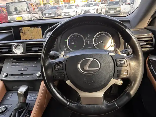 レクサス ＲＣ 300h バージョンL 福岡県 2015(平27)年 8.7万km ホワイトパールクリスタルシャイン サンルーフ/純正ナビ/【フルセグTV/Bluetooth/CD/DVD】/バックカメラ/レーダークルーズコントロール/プリクラッシュセーフティー/レーンディパーチャーアラート/リヤクロストラフィックアラート/クリアランスソナー/ブラインドスポットモニター/パドルシフト/ブラウンレザーシート/前席パワーシート/前席シートヒーター/エアシート/純正18インチAW/オートLEDライト/ウィンカーミラー/革巻きステアリング/ステアリングスイッチ/ETC/フロアマット/プッシュスタート/スマートキー/横滑り防止装置/ABS/保証書/取扱説明書/スペアキー（カード、スマート）