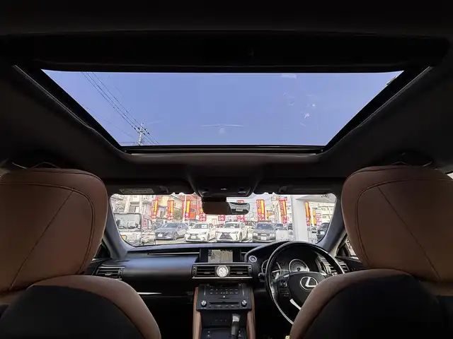 レクサス ＲＣ 300h バージョンL 福岡県 2015(平27)年 8.7万km ホワイトパールクリスタルシャイン サンルーフ/純正ナビ/【フルセグTV/Bluetooth/CD/DVD】/バックカメラ/レーダークルーズコントロール/プリクラッシュセーフティー/レーンディパーチャーアラート/リヤクロストラフィックアラート/クリアランスソナー/ブラインドスポットモニター/パドルシフト/ブラウンレザーシート/前席パワーシート/前席シートヒーター/エアシート/純正18インチAW/オートLEDライト/ウィンカーミラー/革巻きステアリング/ステアリングスイッチ/ETC/フロアマット/プッシュスタート/スマートキー/横滑り防止装置/ABS/保証書/取扱説明書/スペアキー（カード、スマート）