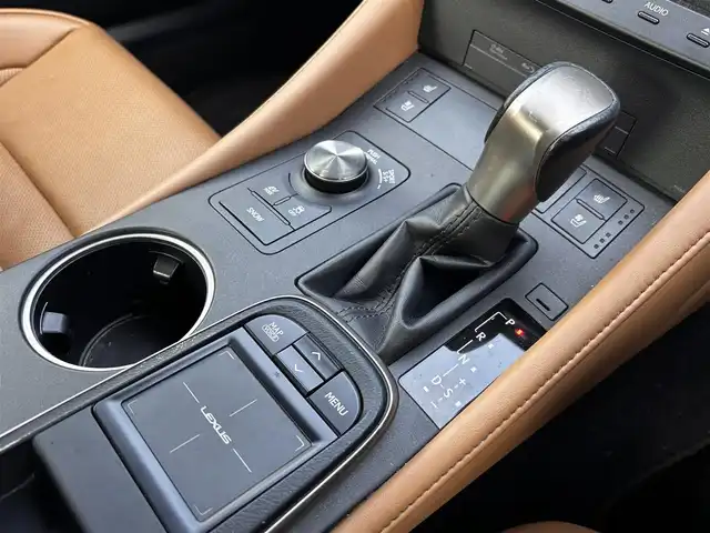 レクサス ＲＣ 300h バージョンL 福岡県 2015(平27)年 8.7万km ホワイトパールクリスタルシャイン サンルーフ/純正ナビ/【フルセグTV/Bluetooth/CD/DVD】/バックカメラ/レーダークルーズコントロール/プリクラッシュセーフティー/レーンディパーチャーアラート/リヤクロストラフィックアラート/クリアランスソナー/ブラインドスポットモニター/パドルシフト/ブラウンレザーシート/前席パワーシート/前席シートヒーター/エアシート/純正18インチAW/オートLEDライト/ウィンカーミラー/革巻きステアリング/ステアリングスイッチ/ETC/フロアマット/プッシュスタート/スマートキー/横滑り防止装置/ABS/保証書/取扱説明書/スペアキー（カード、スマート）