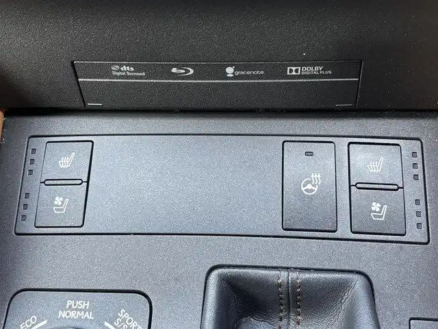 レクサス ＲＣ 300h バージョンL 福岡県 2015(平27)年 8.7万km ホワイトパールクリスタルシャイン サンルーフ/純正ナビ/【フルセグTV/Bluetooth/CD/DVD】/バックカメラ/レーダークルーズコントロール/プリクラッシュセーフティー/レーンディパーチャーアラート/リヤクロストラフィックアラート/クリアランスソナー/ブラインドスポットモニター/パドルシフト/ブラウンレザーシート/前席パワーシート/前席シートヒーター/エアシート/純正18インチAW/オートLEDライト/ウィンカーミラー/革巻きステアリング/ステアリングスイッチ/ETC/フロアマット/プッシュスタート/スマートキー/横滑り防止装置/ABS/保証書/取扱説明書/スペアキー（カード、スマート）