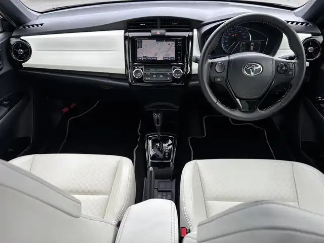 トヨタ カローラ フィールダー ハイブリッドG ダブルバイビー 福岡県 2015(平27)年 5.3万km ブラックマイカ トヨタセーフティーセンス搭載/純正ＳＤナビ（CD.DVD.BT.FM.AM）　/フルセグTV/純正ＥＴＣ　/バックカメラ/社外フリップダウンモニター/純正アルミ　/純正フロアマット　/衝突被害軽減システム　/ドライブレコーダー前方のみ　/純正アルミ/LEDライト/プッシュスタート/ホワイトレザーシート　/レーンキープアシスト　/オートハイビーム　/スマートキー/オートエアコン/取扱説明書/保証書/ステアリングリモコン