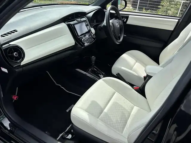 トヨタ カローラ フィールダー ハイブリッドG ダブルバイビー 福岡県 2015(平27)年 5.3万km ブラックマイカ トヨタセーフティーセンス搭載/純正ＳＤナビ（CD.DVD.BT.FM.AM）　/フルセグTV/純正ＥＴＣ　/バックカメラ/社外フリップダウンモニター/純正アルミ　/純正フロアマット　/衝突被害軽減システム　/ドライブレコーダー前方のみ　/純正アルミ/LEDライト/プッシュスタート/ホワイトレザーシート　/レーンキープアシスト　/オートハイビーム　/スマートキー/オートエアコン/取扱説明書/保証書/ステアリングリモコン