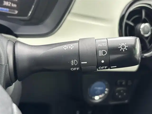 トヨタ カローラ フィールダー ハイブリッドG ダブルバイビー 福岡県 2015(平27)年 5.3万km ブラックマイカ トヨタセーフティーセンス搭載/純正ＳＤナビ（CD.DVD.BT.FM.AM）　/フルセグTV/純正ＥＴＣ　/バックカメラ/社外フリップダウンモニター/純正アルミ　/純正フロアマット　/衝突被害軽減システム　/ドライブレコーダー前方のみ　/純正アルミ/LEDライト/プッシュスタート/ホワイトレザーシート　/レーンキープアシスト　/オートハイビーム　/スマートキー/オートエアコン/取扱説明書/保証書/ステアリングリモコン