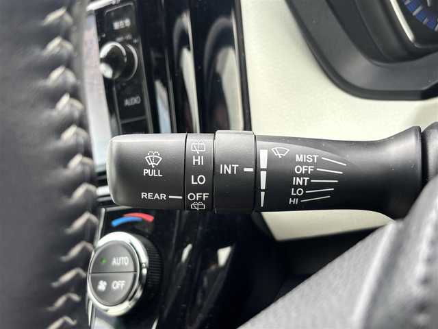 トヨタ カローラ フィールダー ハイブリッドG ダブルバイビー 福岡県 2015(平27)年 5.3万km ブラックマイカ トヨタセーフティーセンス搭載/純正ＳＤナビ（CD.DVD.BT.FM.AM）　/フルセグTV/純正ＥＴＣ　/バックカメラ/社外フリップダウンモニター/純正アルミ　/純正フロアマット　/衝突被害軽減システム　/ドライブレコーダー前方のみ　/純正アルミ/LEDライト/プッシュスタート/ホワイトレザーシート　/レーンキープアシスト　/オートハイビーム　/スマートキー/オートエアコン/取扱説明書/保証書/ステアリングリモコン