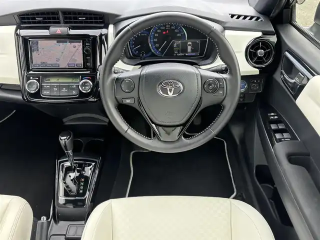 トヨタ カローラ フィールダー ハイブリッドG ダブルバイビー 福岡県 2015(平27)年 5.3万km ブラックマイカ トヨタセーフティーセンス搭載/純正ＳＤナビ（CD.DVD.BT.FM.AM）　/フルセグTV/純正ＥＴＣ　/バックカメラ/社外フリップダウンモニター/純正アルミ　/純正フロアマット　/衝突被害軽減システム　/ドライブレコーダー前方のみ　/純正アルミ/LEDライト/プッシュスタート/ホワイトレザーシート　/レーンキープアシスト　/オートハイビーム　/スマートキー/オートエアコン/取扱説明書/保証書/ステアリングリモコン