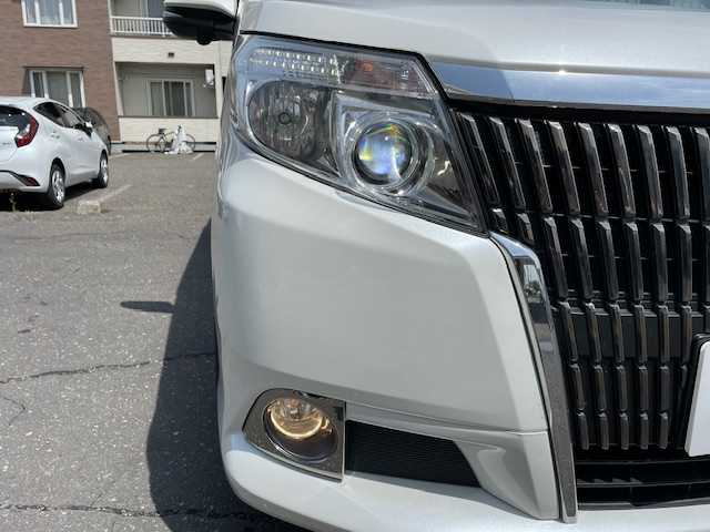 トヨタ エスクァイア Gi 道東・釧路十勝 2015(平27)年 7.9万km ホワイトパールクリスタルシャイン 4WD/7人乗り/寒冷地仕様/純正9インチメモリーナビ/  (DVD/CD/フルセグTV/Bluetooth)/全方位カメラ/黒革シート/前席シートヒーター/クルーズコントロール/LEDヘッドライト/フォグライト/オートマチックハイビーム/両側パワースライドドア/ウッドコンビハンドル/ステアリングリモコン/リアオートエアコン/ETC/ウィンカーミラー/電動格納ミラー/アイドリングストップ/横滑り防止装置/純正フロアマット/純正ドアバイザー/リアアンダースポイラー/純正エンジンスターター/スマートキー/エンジンプッシュスタート/スペアキー/取扱説明書/保証書/ナビ取説/社外17インチアルミホイール