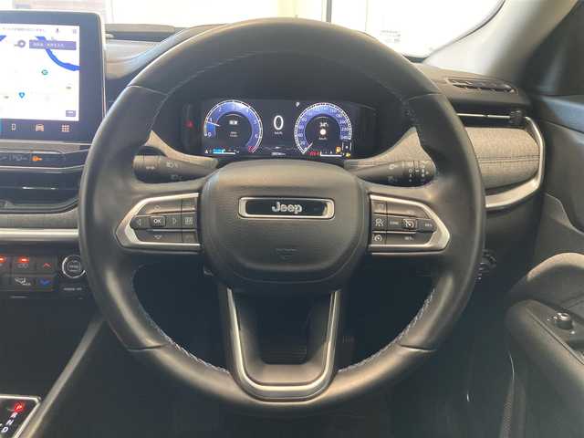 クライスラー・ジープ ジープ コンパス ロンジチュード 4×4 熊本県 2022(令4)年 3万km 青Ⅱ ・スマートキー/・プッシュスタート/・衝突被害軽減ブレーキ/・アクティブレーンマネジメント/・トラフィックサインアシスト/・前後パークセンス/・ブラインドスポットモニター/・側面距離警告/・ヒルディセントコントロール/・クルーズコントロール(追従式)/・純正メモリナビ/　【Bluetooth・USB・AppleCarPlay・AndroidAuto】/・フルセグTV/・バックカメラ/・ETC2.0/・ドライブレコーダー(前後録画)/・LEDヘッドランプ/・LEDフォグランプ/・純正マット/・保証書/取説