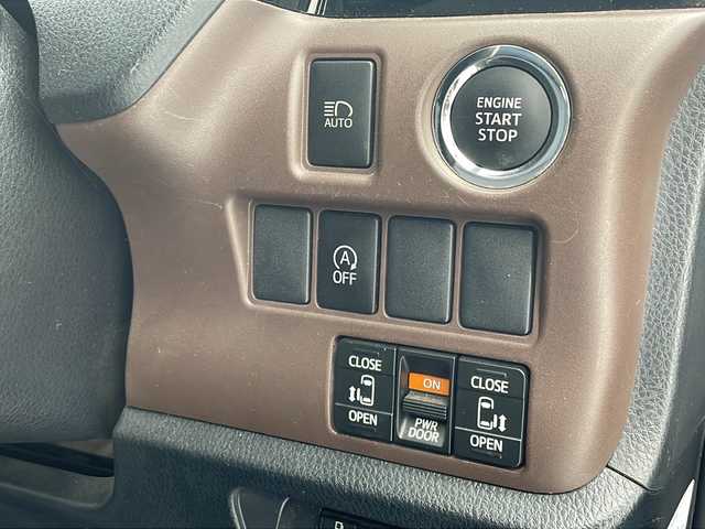 トヨタ エスクァイア Gi 沖縄県 2015(平27)年 6.5万km スパークリングブラックパールクリスタルシャイン 純正９型ナビ　【NSZT-Y64T】/　(フルセグTV Bluetooth CD/DVD)/バックカメラ/純正１１型フリップダウンモニター　/両側パワースライドドア　/ＬＥＤヘッドライト　/クルーズコントロール　/前席シートヒーター　/純正１５インチアルミホイール/プッシュスタート/スマートキー/スペアキー/純正フロアマット/ETC