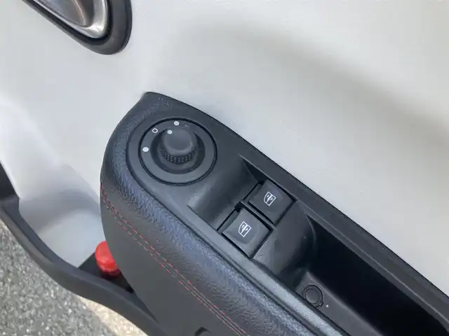 ルノー トゥインゴ ルコックスポルティフ 熊本県 2020(令2)年 3.3万km パール ・キーレス/・パーキングセンサー/・レーンキープアシスト/・ハーフレザーシート/・前席シートヒーター /・純正ディスプレイオーディオ/　【Bluetooth・USB・AUX・AppleCarPlay】/・バックカメラ/・ETC/・ドライブレコーダー(前方録画)/・フォグランプ/・純正マット