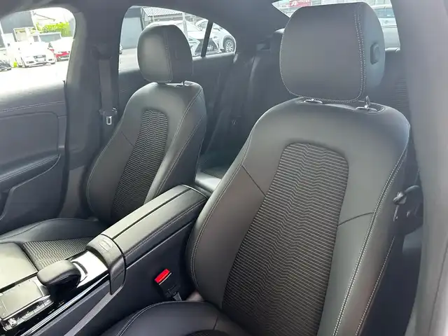 メルセデス・ベンツ ＣＬＡ２００ｄ 富山県 2022(令4)年 1万km 黒 純正HDDナビ/Bluetooth接続/AM/FMラジオ/フルセグテレビ/USB接続/バックカメラ/アイドリングストップ/ACC/ワイヤレス充電/D/N席メモリ付きパワーシート/D/N席シートヒーター/LEDヘッドライト/前純正ドラレコ/純正18インチAW/横滑り防止/レーダーセーフティ