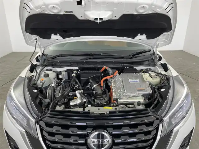 日産 キックス X ツートーンインテリアED 大分県 2022(令4)年 3万km ブリリアントホワイトパール 純正メモリナビ/(CD/DVD/BT/フルセグTV)/全方位カメラ/バックカメラ/レザーシート/シートヒーター/スマートキー/プッシュスタート/ETC/電格ミラー/ウィンカーミラー/オートライト/フォグランプ/LEDヘッドライト/ヘッドライトレベライザー/デジタルインナーミラー/レーダークルーズコントロール/革巻きステアリング/ステアリングスイッチ/ステアリングヒーター/ドライブレコーダー/純正17インチアルミホイール/ルーフレール/トノカバー /ドアバイザー/フロアマット