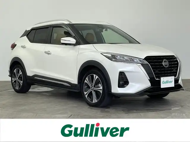 日産 キックス X ツートーンインテリアED 大分県 2022(令4)年 3万km ブリリアントホワイトパール 純正メモリナビ/(CD/DVD/BT/フルセグTV)/全方位カメラ/バックカメラ/レザーシート/シートヒーター/スマートキー/プッシュスタート/ETC/電格ミラー/ウィンカーミラー/オートライト/フォグランプ/LEDヘッドライト/ヘッドライトレベライザー/デジタルインナーミラー/レーダークルーズコントロール/革巻きステアリング/ステアリングスイッチ/ステアリングヒーター/ドライブレコーダー/純正17インチアルミホイール/ルーフレール/トノカバー /ドアバイザー/フロアマット