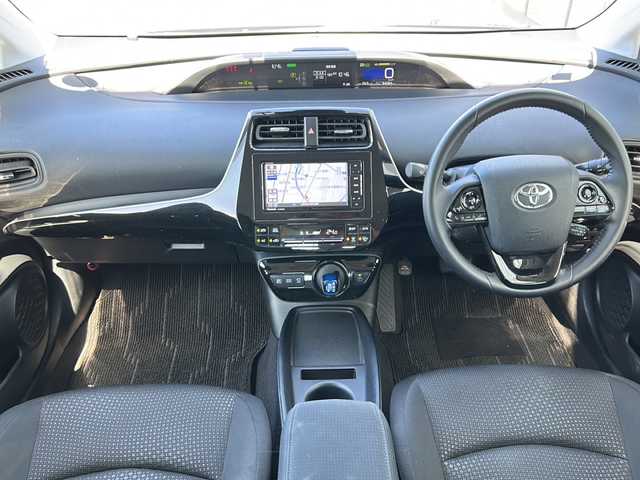 トヨタ プリウス SセーフティプラスⅡ 山形県 2020(令2)年 9.4万km アティチュードブラックマイカ 禁煙車/後期/社外ナビ/（AM/FM/フルセグ/BT）/全方位カメラ/バックカメラ/ステアリングスイッチ/レーンキープアシスト/クルコン追従有/純正ドライブレコーダー/ビルトインETC/オートマチックハイビーム/オートLEDヘッドライト/コーナーセンサー/SOSコール/ワイパーデアイザー/電動格納ミラー/ドアバイザー/盗難防止装置/スマートキー×２/プッシュスタート