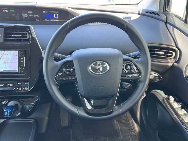 トヨタ プリウス SセーフティプラスⅡ 山形県 2020(令2)年 9.4万km アティチュードブラックマイカ 禁煙車/後期/社外ナビ/（AM/FM/フルセグ/BT）/全方位カメラ/バックカメラ/ステアリングスイッチ/レーンキープアシスト/クルコン追従有/純正ドライブレコーダー/ビルトインETC/オートマチックハイビーム/オートLEDヘッドライト/コーナーセンサー/SOSコール/ワイパーデアイザー/電動格納ミラー/ドアバイザー/盗難防止装置/スマートキー×２/プッシュスタート