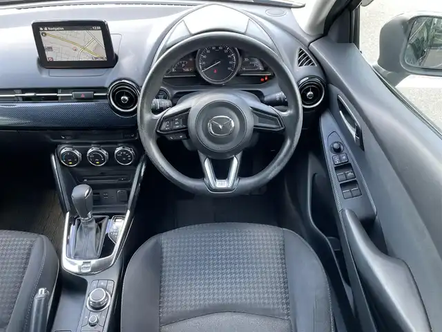 マツダ デミオ 13S 群馬県 2018(平30)年 7.6万km ジェットブラックマイカ ワンオーナー/マツダコネクトナビ/　CD/DVD/BTオーディオ/SD/USB/AUX/フルセグTV/衝突被害軽減ブレーキ/レーンキープアシストシステム/ブラインドスポットモニター/バックカメラ/シートヒーター（運転席、助手席）/ビルトインETC/革巻きステアリング/ステアリングスイッチ/LEDヘッドライト/オートライト/フォグランプ/プッシュスタート/純正フロアマット/ドアバイザー/電動格納ミラー/横滑り防止装置/保証書/取扱説明書