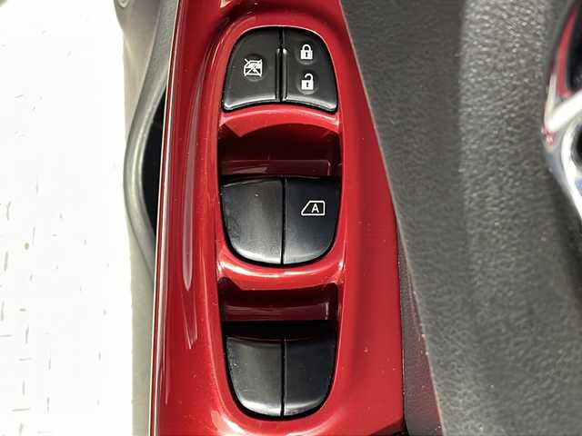 日産 ジューク 15RX パーソナライズパック 沖縄県 2013(平25)年 12.7万km パッションレッド 禁煙車　/社外ナビ　/フルセグ　/ＥＴＣ　/アイドリングストップ　/バックカメラ　/スマートキー　/プッシュスタート　/ドアバイザー　/横滑り防止