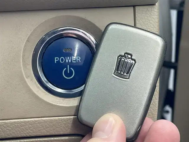 トヨタ クラウン ハイブリッド Lパッケージ 宮城県 2010(平22)年 12.7万km ホワイトパールクリスタルシャイン 純正メモリーナビ/（ＡＭ／ＦＭ／ＣＤ／ＤＶＤ）　/フルセグテレビ　/クルーズコントロール　/横滑り防止装置　/前席パワーシート　/スマートキー　/プッシュスタート　/ＥＴＣ