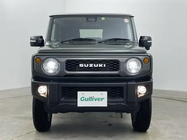 スズキ ジムニー XC 岡山県 2023(令5)年 0.9万km ジャングルグリーン ８インチナビ　/（CD/DVD/BT/USB)/型番:CN-FZ886/衝突軽減ブレーキ　/ビルトインＥＴＣ2.0/前席シートヒーター　/ＬＥＤヘッドライト　/バックカメラ　/クルーズコントロール　/純正ドライブレコーダー（前後）　/フルセグＴＶ　/ダウンヒルアシスト/プッシュスタート/アイドリングストップ/純正フロアマット/純正16インチアルミホイール/オートライト/フォグランプ/スマートキー×1