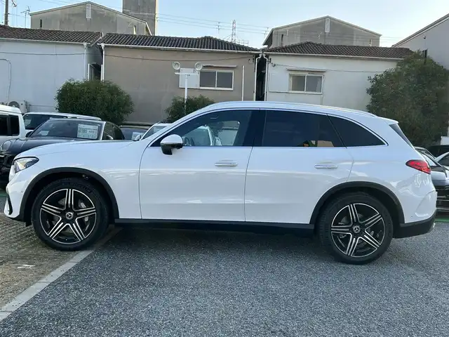 メルセデス・ベンツ Ｍ・ベンツ ＧＬＣ２２０ d 4マチック ドライバーズPKG 兵庫県 2025(令7)年 0.1万km パール ・ワンオーナー/・カラー「オパリスホワイトメタリック」コード885/・OP AMGラインパッケージ//20インチAMGアルミホイール//シートヒーター後席左右//スポーティエンジンサウンド//スポーツシート//AMGラインインテリア//AMGラインエクステリア/・OP ドライバーズパッケージ//リアアクスルステアリング//AIRMATICサスペンション/・OP パノラミックスライディングルーフ//MBUX ARナビゲーション//地デジ/BT/USB/Apple Car Play//ワイヤレスチャージング//フットトランクオープナー//ドライブレコーダー360度//ETC//アンビエントライト//DIGITAL LIGHT//アクティブディスタンスアシスト・ディストロニック//アクティブステアリングアシスト//アクティブレーンキーピングアシスト//アクティブレーンチェンジングアシスト//アクティブブレーキアシスト//ブラインドスポットアシスト//PRE-SAFE//パーキングアシスト//パークトロニック//トラフィックサインアシスト//アダプティブハイビームアシスト・プラス