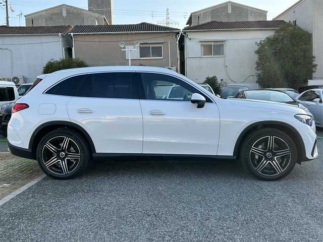 メルセデス・ベンツ Ｍ・ベンツ ＧＬＣ２２０ d 4マチック ドライバーズPKG 兵庫県 2025(令7)年 0.1万km パール ・ワンオーナー/・カラー「オパリスホワイトメタリック」コード885/・OP AMGラインパッケージ//20インチAMGアルミホイール//シートヒーター後席左右//スポーティエンジンサウンド//スポーツシート//AMGラインインテリア//AMGラインエクステリア/・OP ドライバーズパッケージ//リアアクスルステアリング//AIRMATICサスペンション/・OP パノラミックスライディングルーフ//MBUX ARナビゲーション//地デジ/BT/USB/Apple Car Play//ワイヤレスチャージング//フットトランクオープナー//ドライブレコーダー360度//ETC//アンビエントライト//DIGITAL LIGHT//アクティブディスタンスアシスト・ディストロニック//アクティブステアリングアシスト//アクティブレーンキーピングアシスト//アクティブレーンチェンジングアシスト//アクティブブレーキアシスト//ブラインドスポットアシスト//PRE-SAFE//パーキングアシスト//パークトロニック//トラフィックサインアシスト//アダプティブハイビームアシスト・プラス
