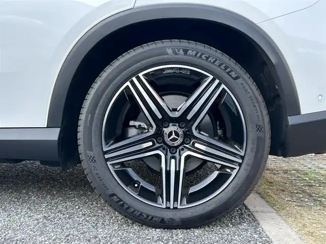 メルセデス・ベンツ Ｍ・ベンツ ＧＬＣ２２０ d 4マチック ドライバーズPKG 兵庫県 2025(令7)年 0.1万km パール ・ワンオーナー/・カラー「オパリスホワイトメタリック」コード885/・OP AMGラインパッケージ//20インチAMGアルミホイール//シートヒーター後席左右//スポーティエンジンサウンド//スポーツシート//AMGラインインテリア//AMGラインエクステリア/・OP ドライバーズパッケージ//リアアクスルステアリング//AIRMATICサスペンション/・OP パノラミックスライディングルーフ//MBUX ARナビゲーション//地デジ/BT/USB/Apple Car Play//ワイヤレスチャージング//フットトランクオープナー//ドライブレコーダー360度//ETC//アンビエントライト//DIGITAL LIGHT//アクティブディスタンスアシスト・ディストロニック//アクティブステアリングアシスト//アクティブレーンキーピングアシスト//アクティブレーンチェンジングアシスト//アクティブブレーキアシスト//ブラインドスポットアシスト//PRE-SAFE//パーキングアシスト//パークトロニック//トラフィックサインアシスト//アダプティブハイビームアシスト・プラス