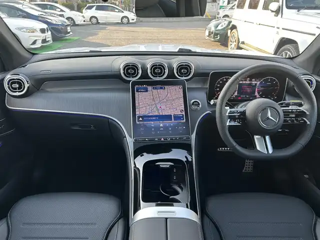 メルセデス・ベンツ Ｍ・ベンツ ＧＬＣ２２０ d 4マチック ドライバーズPKG 兵庫県 2025(令7)年 0.1万km パール ・ワンオーナー/・カラー「オパリスホワイトメタリック」コード885/・OP AMGラインパッケージ//20インチAMGアルミホイール//シートヒーター後席左右//スポーティエンジンサウンド//スポーツシート//AMGラインインテリア//AMGラインエクステリア/・OP ドライバーズパッケージ//リアアクスルステアリング//AIRMATICサスペンション/・OP パノラミックスライディングルーフ//MBUX ARナビゲーション//地デジ/BT/USB/Apple Car Play//ワイヤレスチャージング//フットトランクオープナー//ドライブレコーダー360度//ETC//アンビエントライト//DIGITAL LIGHT//アクティブディスタンスアシスト・ディストロニック//アクティブステアリングアシスト//アクティブレーンキーピングアシスト//アクティブレーンチェンジングアシスト//アクティブブレーキアシスト//ブラインドスポットアシスト//PRE-SAFE//パーキングアシスト//パークトロニック//トラフィックサインアシスト//アダプティブハイビームアシスト・プラス