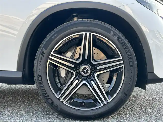 メルセデス・ベンツ Ｍ・ベンツ ＧＬＣ２２０ d 4マチック ドライバーズPKG 兵庫県 2025(令7)年 0.1万km パール ・ワンオーナー/・カラー「オパリスホワイトメタリック」コード885/・OP AMGラインパッケージ//20インチAMGアルミホイール//シートヒーター後席左右//スポーティエンジンサウンド//スポーツシート//AMGラインインテリア//AMGラインエクステリア/・OP ドライバーズパッケージ//リアアクスルステアリング//AIRMATICサスペンション/・OP パノラミックスライディングルーフ//MBUX ARナビゲーション//地デジ/BT/USB/Apple Car Play//ワイヤレスチャージング//フットトランクオープナー//ドライブレコーダー360度//ETC//アンビエントライト//DIGITAL LIGHT//アクティブディスタンスアシスト・ディストロニック//アクティブステアリングアシスト//アクティブレーンキーピングアシスト//アクティブレーンチェンジングアシスト//アクティブブレーキアシスト//ブラインドスポットアシスト//PRE-SAFE//パーキングアシスト//パークトロニック//トラフィックサインアシスト//アダプティブハイビームアシスト・プラス