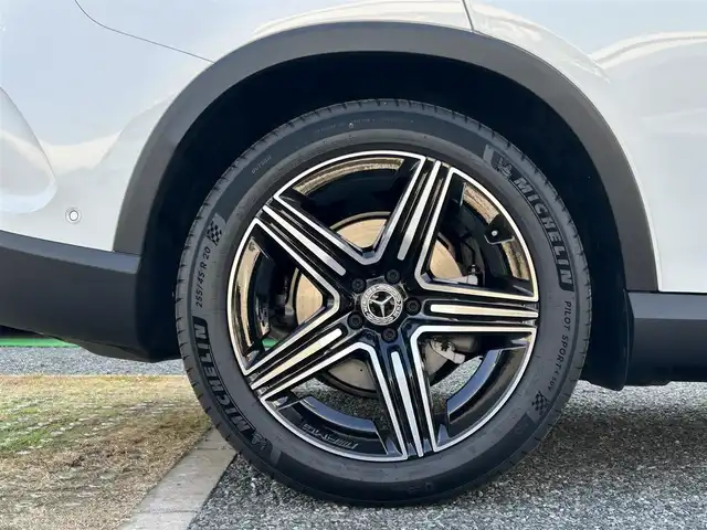 メルセデス・ベンツ Ｍ・ベンツ ＧＬＣ２２０ d 4マチック ドライバーズPKG 兵庫県 2025(令7)年 0.1万km パール ・ワンオーナー/・カラー「オパリスホワイトメタリック」コード885/・OP AMGラインパッケージ//20インチAMGアルミホイール//シートヒーター後席左右//スポーティエンジンサウンド//スポーツシート//AMGラインインテリア//AMGラインエクステリア/・OP ドライバーズパッケージ//リアアクスルステアリング//AIRMATICサスペンション/・OP パノラミックスライディングルーフ//MBUX ARナビゲーション//地デジ/BT/USB/Apple Car Play//ワイヤレスチャージング//フットトランクオープナー//ドライブレコーダー360度//ETC//アンビエントライト//DIGITAL LIGHT//アクティブディスタンスアシスト・ディストロニック//アクティブステアリングアシスト//アクティブレーンキーピングアシスト//アクティブレーンチェンジングアシスト//アクティブブレーキアシスト//ブラインドスポットアシスト//PRE-SAFE//パーキングアシスト//パークトロニック//トラフィックサインアシスト//アダプティブハイビームアシスト・プラス