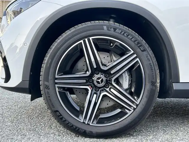 メルセデス・ベンツ Ｍ・ベンツ ＧＬＣ２２０ d 4マチック ドライバーズPKG 兵庫県 2025(令7)年 0.1万km パール ・ワンオーナー/・カラー「オパリスホワイトメタリック」コード885/・OP AMGラインパッケージ//20インチAMGアルミホイール//シートヒーター後席左右//スポーティエンジンサウンド//スポーツシート//AMGラインインテリア//AMGラインエクステリア/・OP ドライバーズパッケージ//リアアクスルステアリング//AIRMATICサスペンション/・OP パノラミックスライディングルーフ//MBUX ARナビゲーション//地デジ/BT/USB/Apple Car Play//ワイヤレスチャージング//フットトランクオープナー//ドライブレコーダー360度//ETC//アンビエントライト//DIGITAL LIGHT//アクティブディスタンスアシスト・ディストロニック//アクティブステアリングアシスト//アクティブレーンキーピングアシスト//アクティブレーンチェンジングアシスト//アクティブブレーキアシスト//ブラインドスポットアシスト//PRE-SAFE//パーキングアシスト//パークトロニック//トラフィックサインアシスト//アダプティブハイビームアシスト・プラス