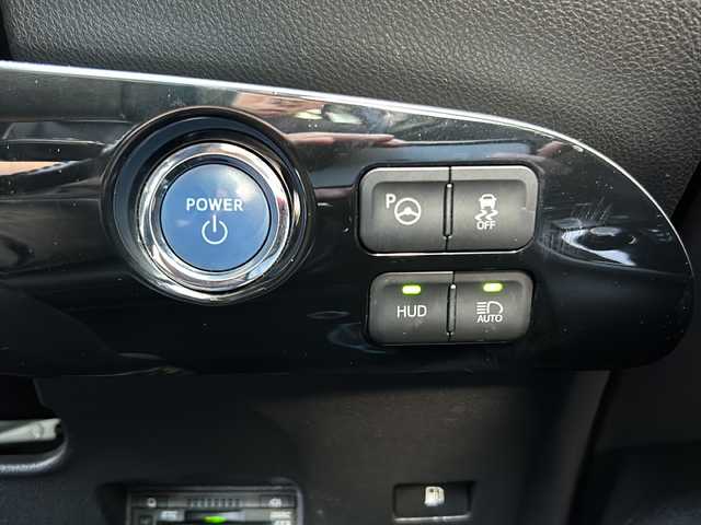 トヨタ プリウス A ツーリングセレクション 静岡県 2016(平28)年 13.9万km エモーショナルレッド 純正SDナビ/・AM/FM/・CD/DVD/・Bluetooth/・USB/・HDMI/・フルセグTV/主要装備/・プッシュスタート＆ストップ/・パーキングアシスト/・アイドリングストップ/・レーダークルーズコントロール/・社外ドラレコ前後/・純正フロアマット/・バックカメラ/・社外ETC/・ABS/・横滑り防止機能/・後方コーナーセンサー/・レーンキープアシスト/・ヘッドアップディスプレイ/・ブラインドスポットモニター/・ヒーテッドドアミラー/・取扱説明書/・新車時保証書