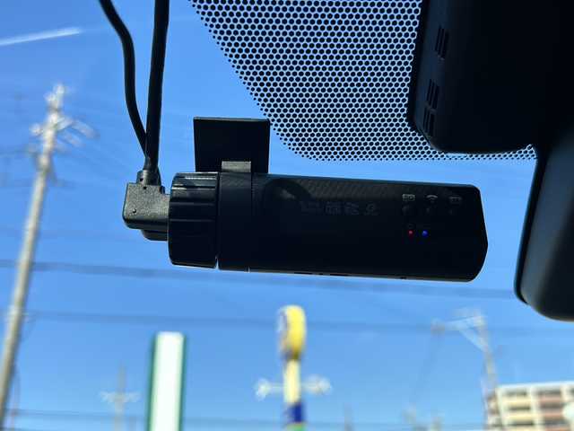 トヨタ プリウス A ツーリングセレクション 静岡県 2016(平28)年 13.9万km エモーショナルレッド 純正SDナビ/・AM/FM/・CD/DVD/・Bluetooth/・USB/・HDMI/・フルセグTV/主要装備/・プッシュスタート＆ストップ/・パーキングアシスト/・アイドリングストップ/・レーダークルーズコントロール/・社外ドラレコ前後/・純正フロアマット/・バックカメラ/・社外ETC/・ABS/・横滑り防止機能/・後方コーナーセンサー/・レーンキープアシスト/・ヘッドアップディスプレイ/・ブラインドスポットモニター/・ヒーテッドドアミラー/・取扱説明書/・新車時保証書