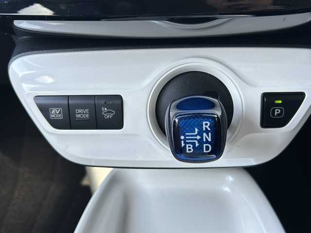 トヨタ プリウス A ツーリングセレクション 静岡県 2016(平28)年 13.9万km エモーショナルレッド 純正SDナビ/・AM/FM/・CD/DVD/・Bluetooth/・USB/・HDMI/・フルセグTV/主要装備/・プッシュスタート＆ストップ/・パーキングアシスト/・アイドリングストップ/・レーダークルーズコントロール/・社外ドラレコ前後/・純正フロアマット/・バックカメラ/・社外ETC/・ABS/・横滑り防止機能/・後方コーナーセンサー/・レーンキープアシスト/・ヘッドアップディスプレイ/・ブラインドスポットモニター/・ヒーテッドドアミラー/・取扱説明書/・新車時保証書