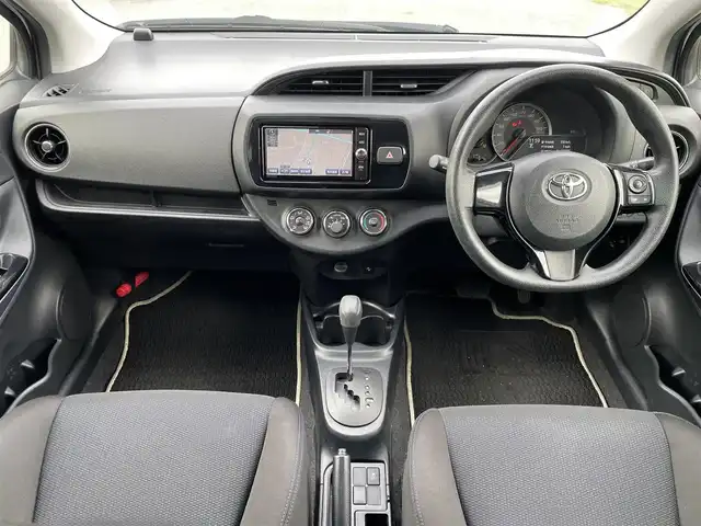 トヨタ ヴィッツ 1.3F LEDエディション 福岡県 2016(平28)年 5万km ホワイトパールクリスタルシャイン トヨタセーフティセンス/盗難防止/レーンキープアシスト/エアバッグ/バックカメラ/SDナビ/BT/フルセグTV/SDミュージックサーバー/CDチェンジャー/純正フロアマット/プッシュスタート/スマートキー/ETC2.0/オートライト/LED/先行車発進