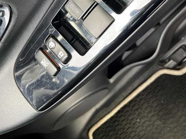 トヨタ ヴィッツ 1.3F LEDエディション 福岡県 2016(平28)年 5万km ホワイトパールクリスタルシャイン トヨタセーフティセンス/盗難防止/レーンキープアシスト/エアバッグ/バックカメラ/SDナビ/BT/フルセグTV/SDミュージックサーバー/CDチェンジャー/純正フロアマット/プッシュスタート/スマートキー/ETC2.0/オートライト/LED/先行車発進